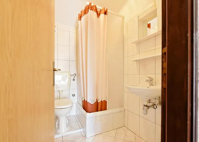 With A Parking Space - 11835 보디체