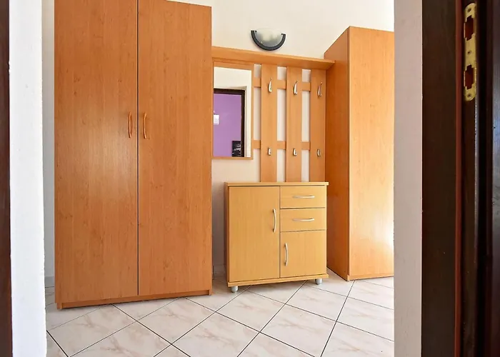 With A Parking Space - 11835 아파트 보디체